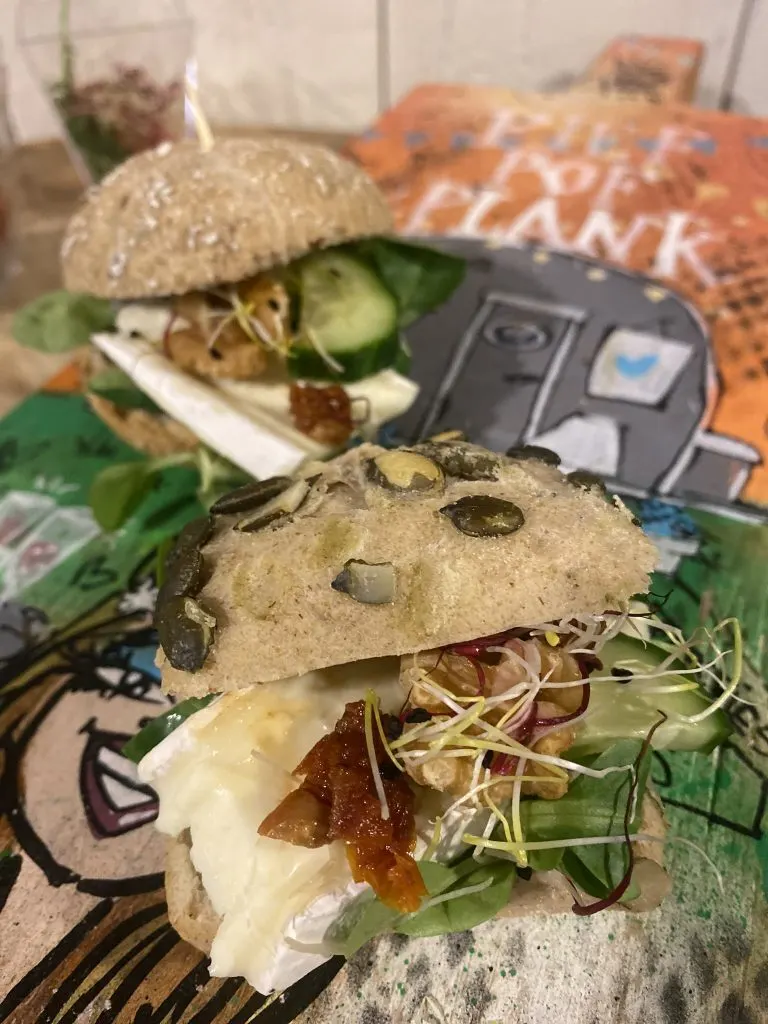 Belegd broodje op een plank in het doorgeefluik van de foodtruck