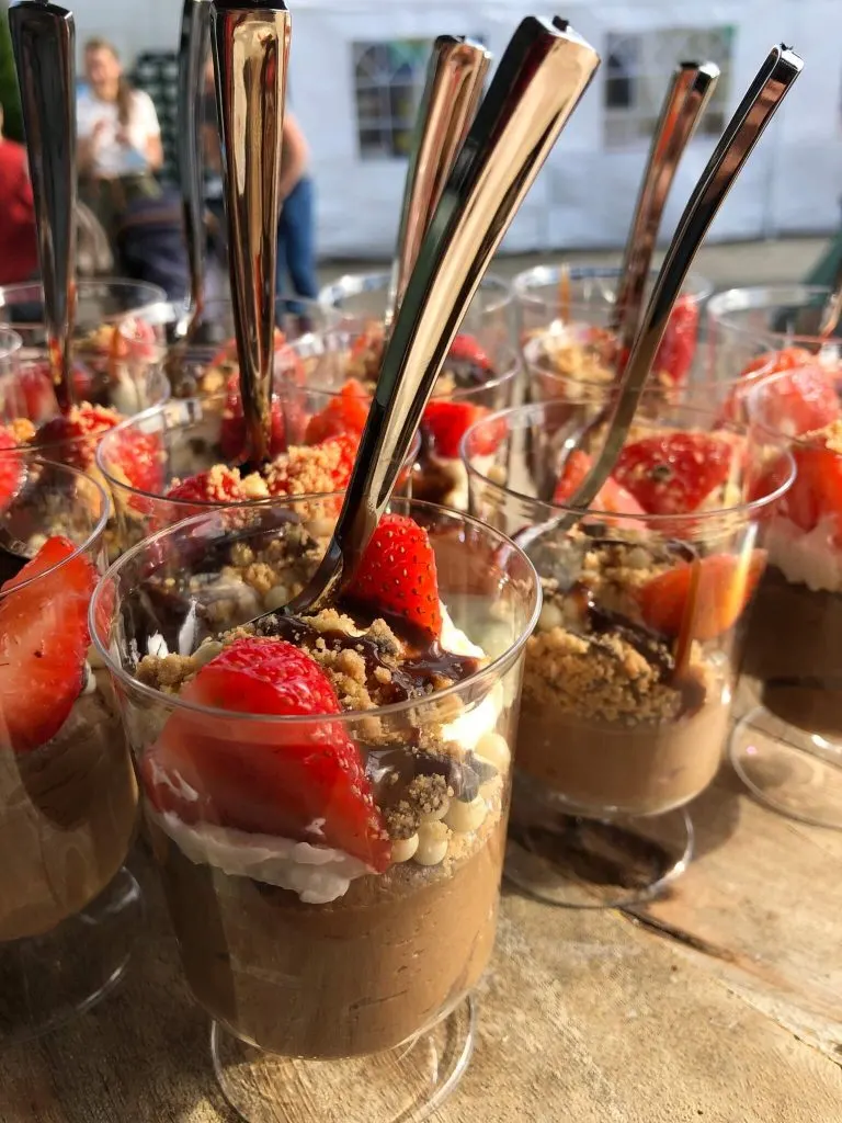 Dessertglaasjes met chocolademousse en verse aardbeien