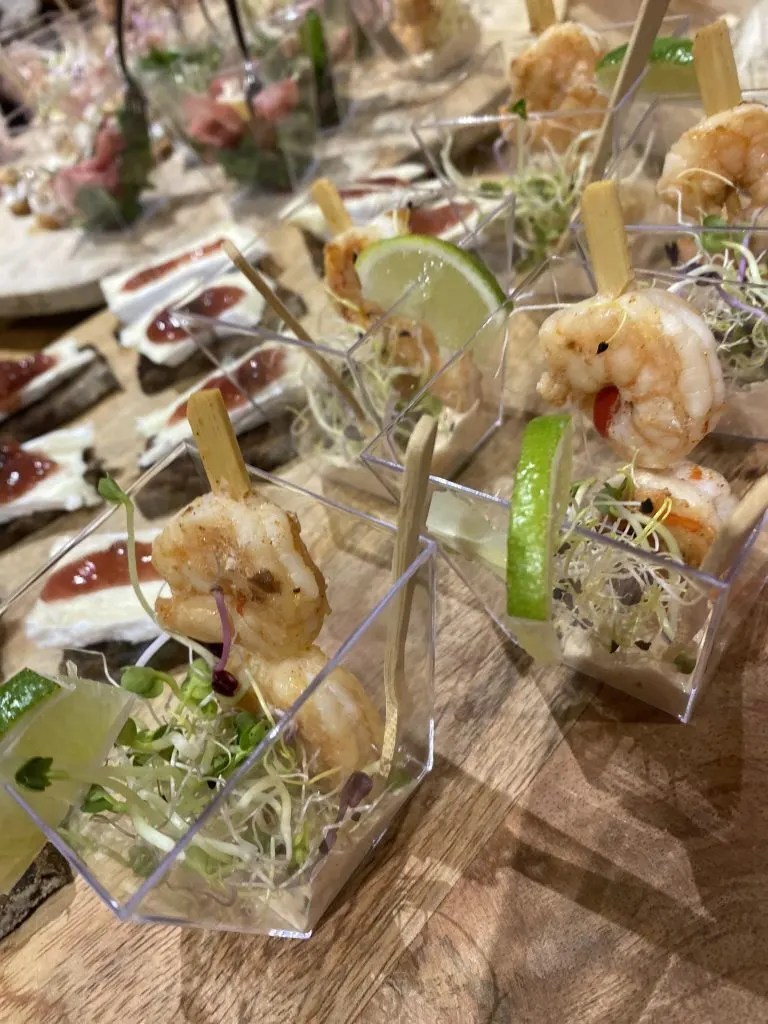 Amuseglaasjes met garnalen en frisse vulling op het buffet