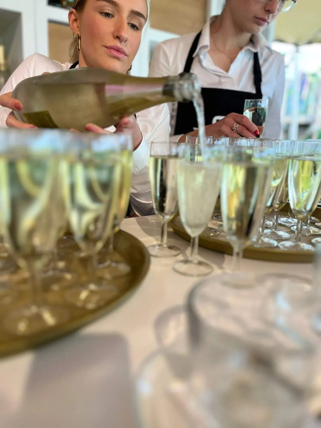 Glazen bubbels worden ingeschonken bij een borrel