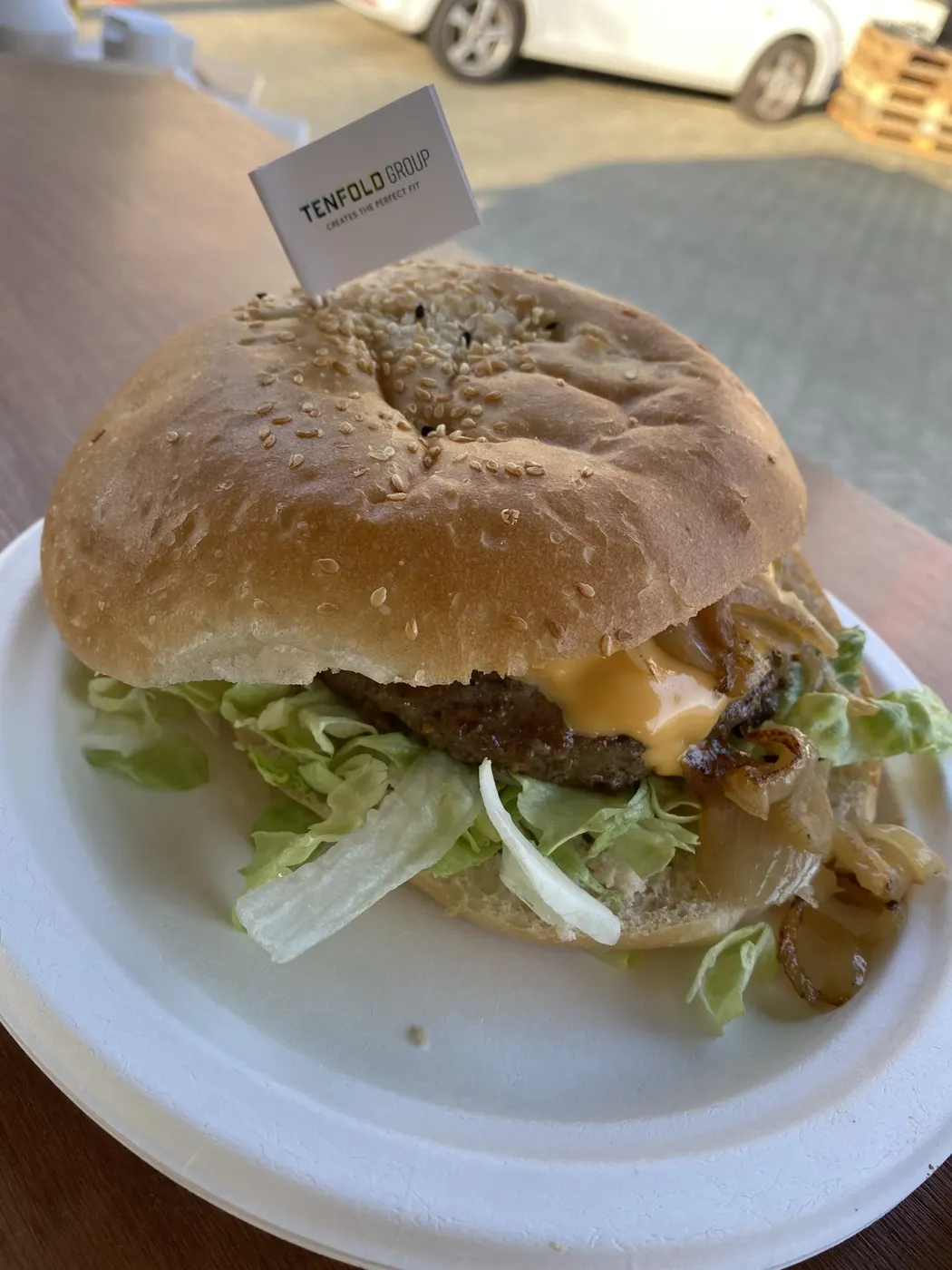 Hamburger met sla en cheddar, net van de bakplaat