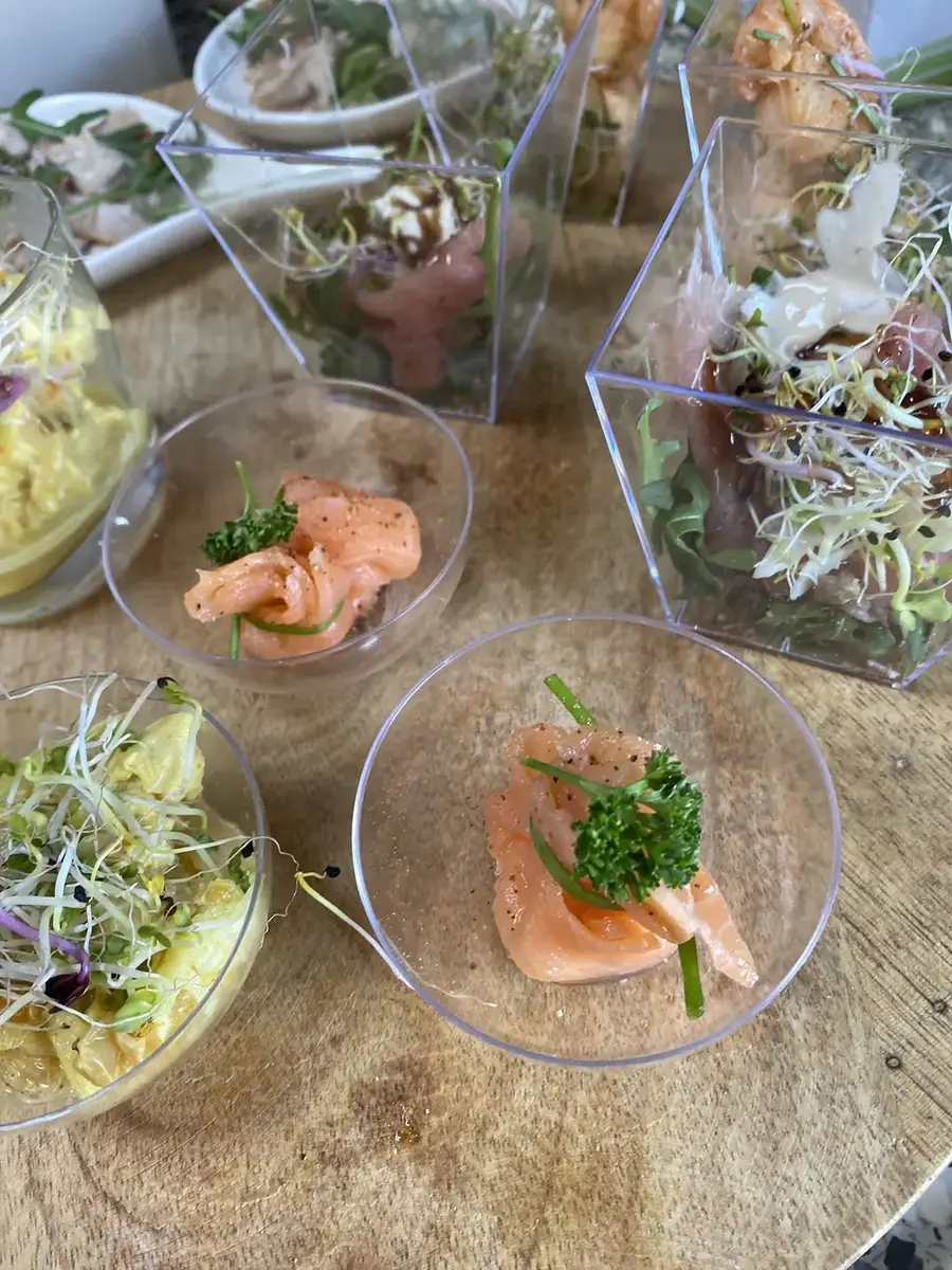Amuseglaasjes met zalm en frisse salades