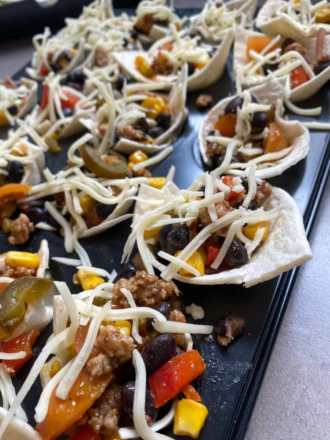 Taco's met kip, groenten en geraspte kaas