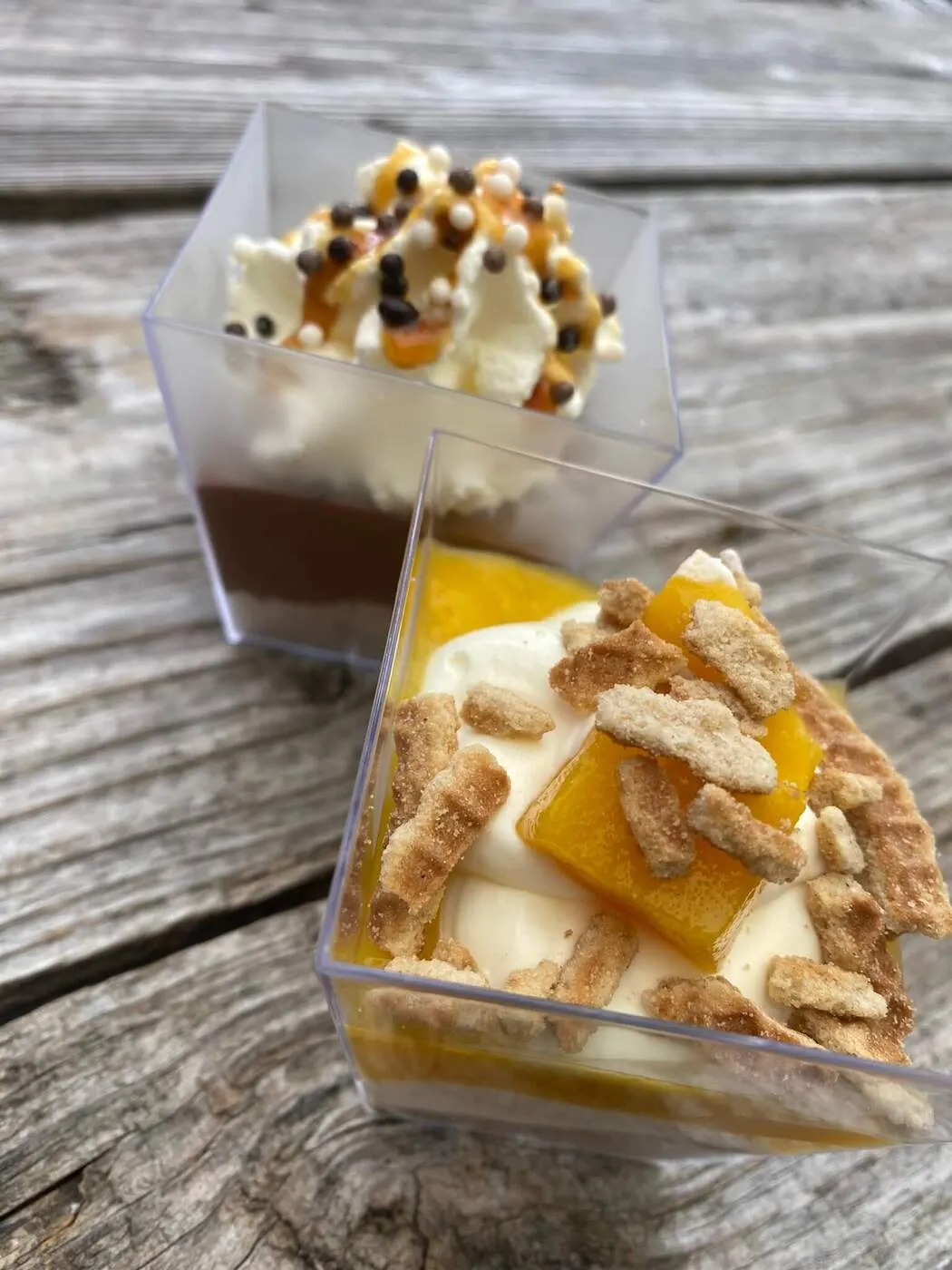 Dessertglaasje met karamel, room en koekcrumble