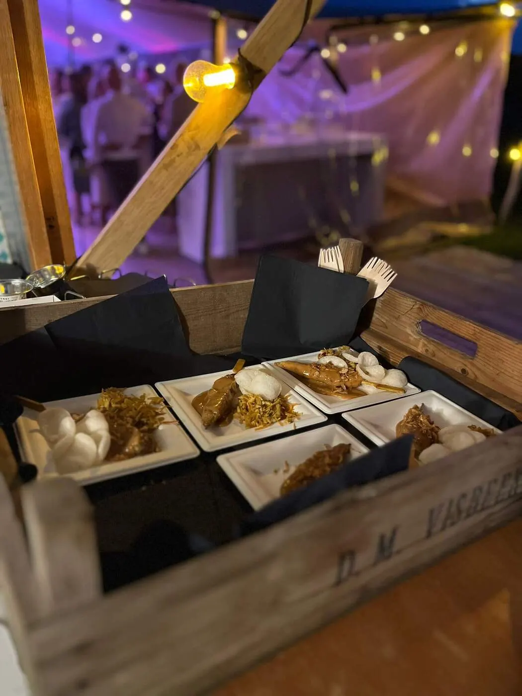 Hapjes in het doorgeefluik tijdens een avondfeest