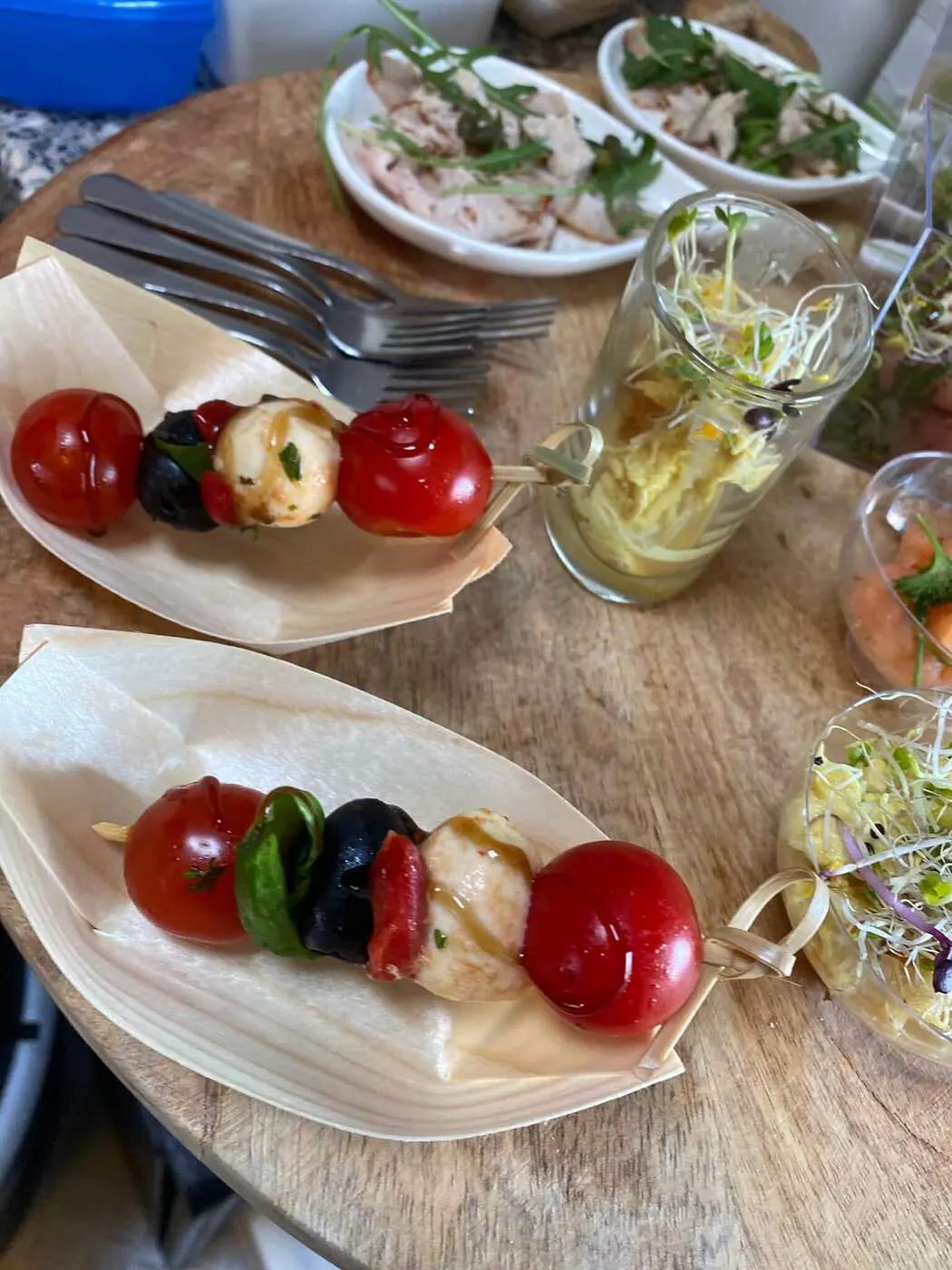 Caprese-spiesjes en salades op het buffet