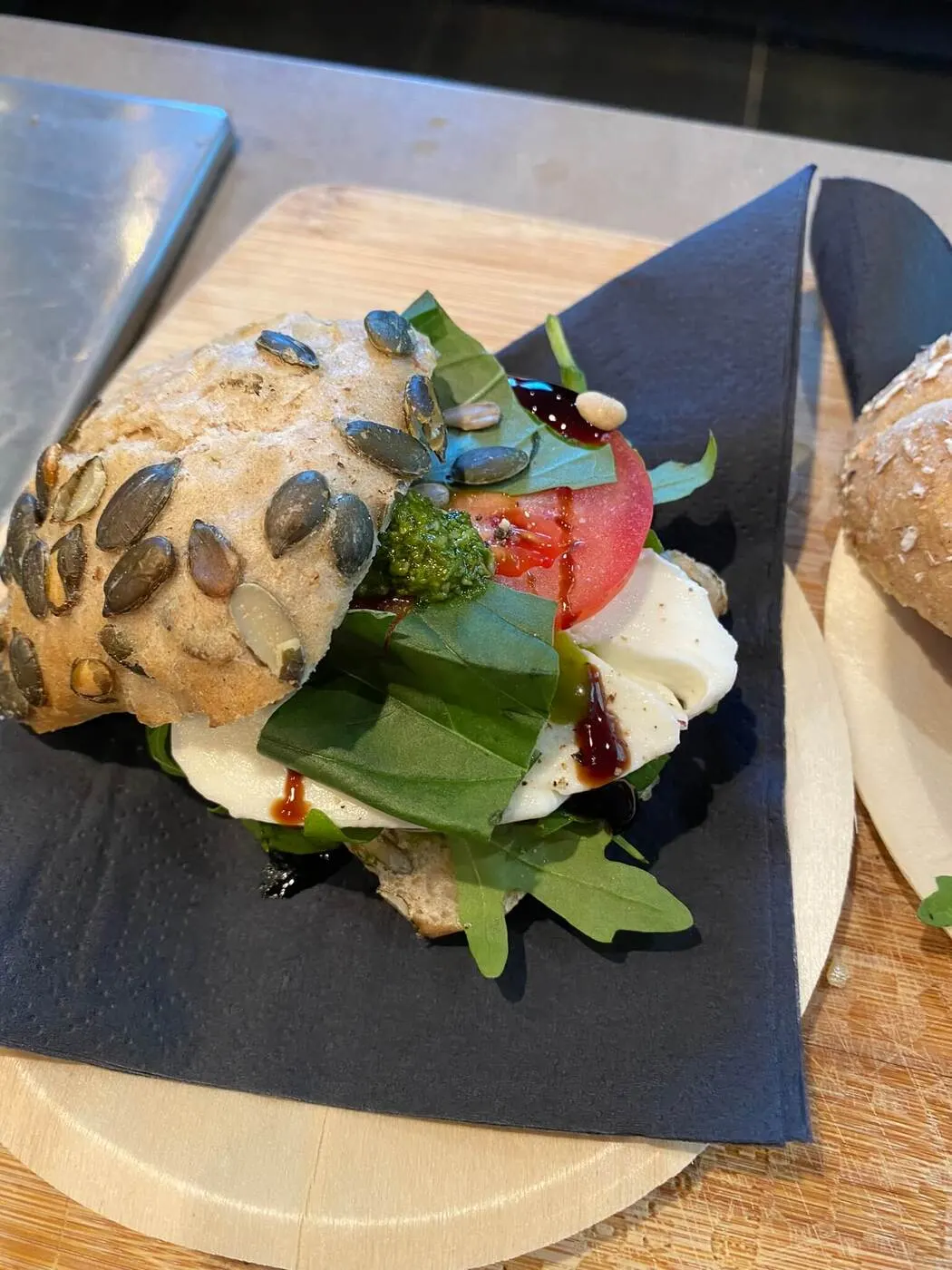 Broodje mozzarella met pompoenpitten op een servet