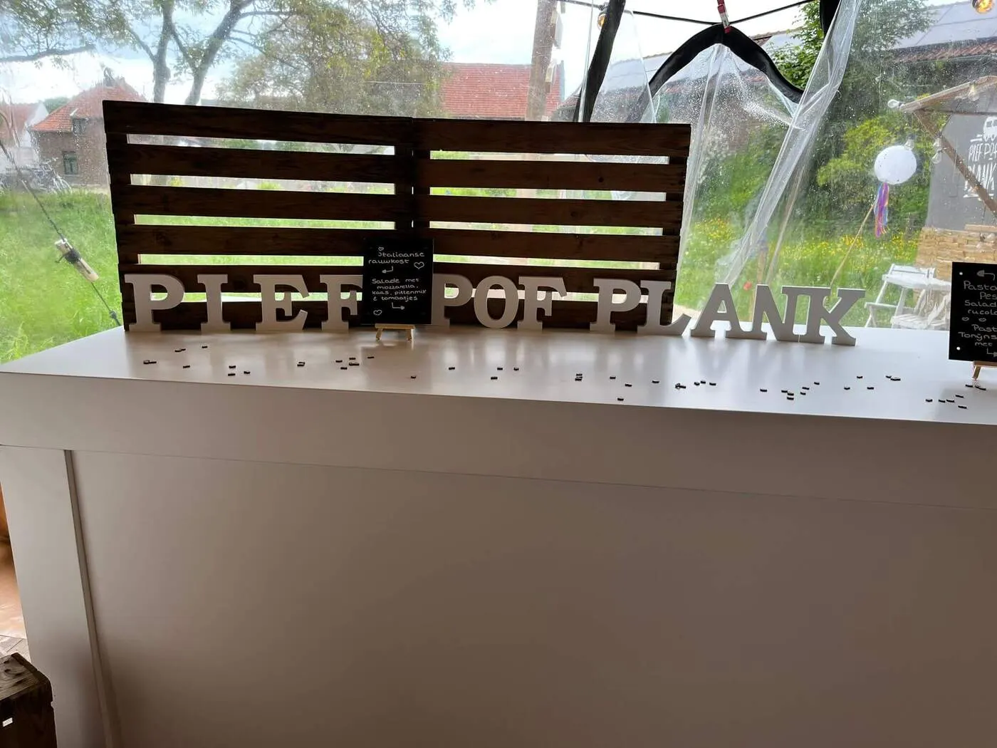 Houten balie van de foodtruck met letters Pief Pof Plank