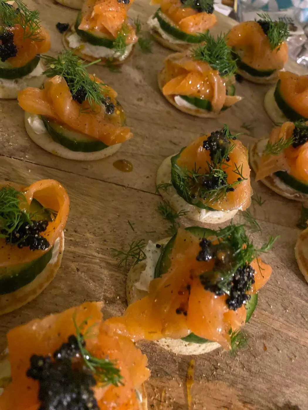 Blini's met gerookte zalm, kaviaar en dille