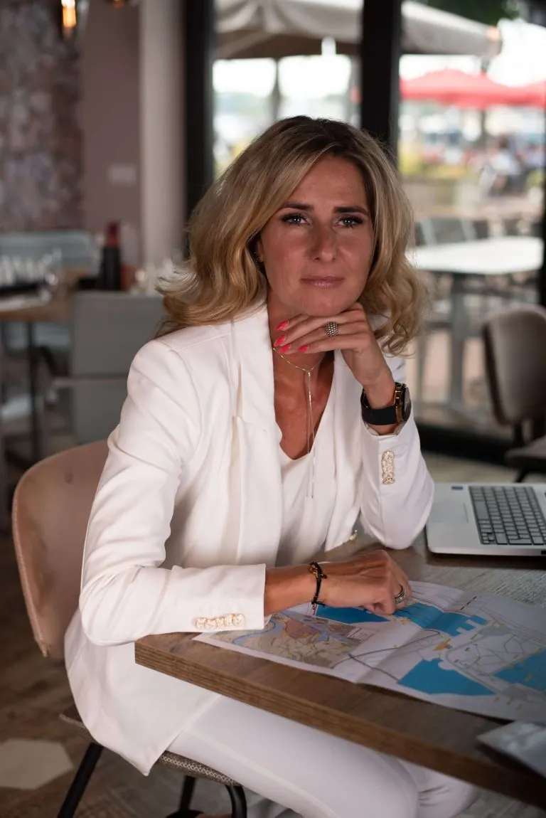 Chantal Pols aan tafel, werkend aan de planning van een event